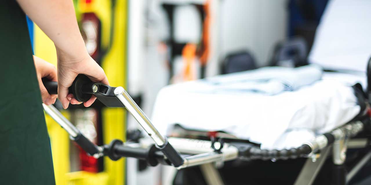 https://it.freepik.com/foto-gratuito/paramedici-al-lavoro-con-un-ambulanza_18946821