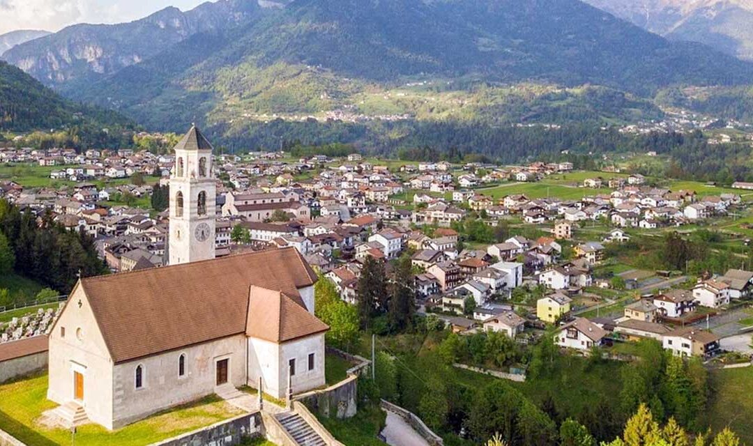 Incendio a Lamon. Evacuate cinque persone: comunità mobilitata per sostenerle