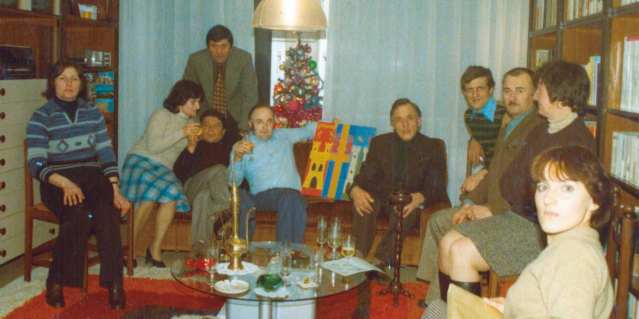 marchetti.pierceleste0017 Anno 1978, riunione del Consiglio della Famiglia Bellunese di Lussemburgo, ospite del Presidente Pier Celeste Marchetti. Da sinistra: Maria De Demo, Angela De Demo, Domenico De Demo, Gino De Demo, Celeste Ganz, Giorgio Ganz, Bruno De Toffol, sua moglie Annalinda; dietro: Dall’Acqua