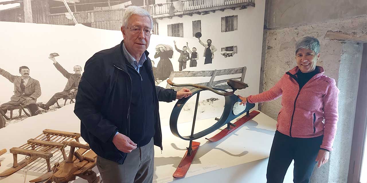 Se siete appassionati di storia delle montagne e degli sport invernali, non potete perdervi la nuova mostra al Museo Etnografico Dolomiti di Seravella. Da pochi giorni, il museo ospita uno skibob storico che affascina per la sua originalità e il suo legame con le tradizioni montane.