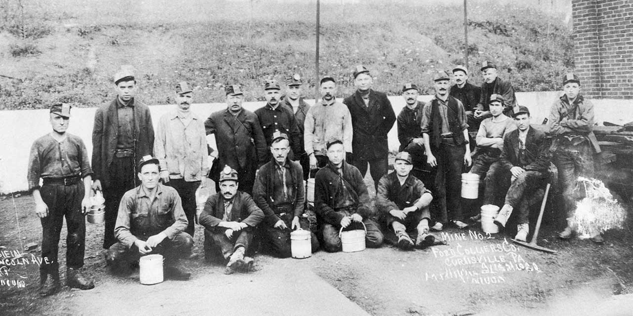 Curtisville, Pennsylvania, 2 agosto 1923. Mine N° 2 Ford Colliers Co. Il primo in basso da sinistra è Stefano Cecchin, di Meano.