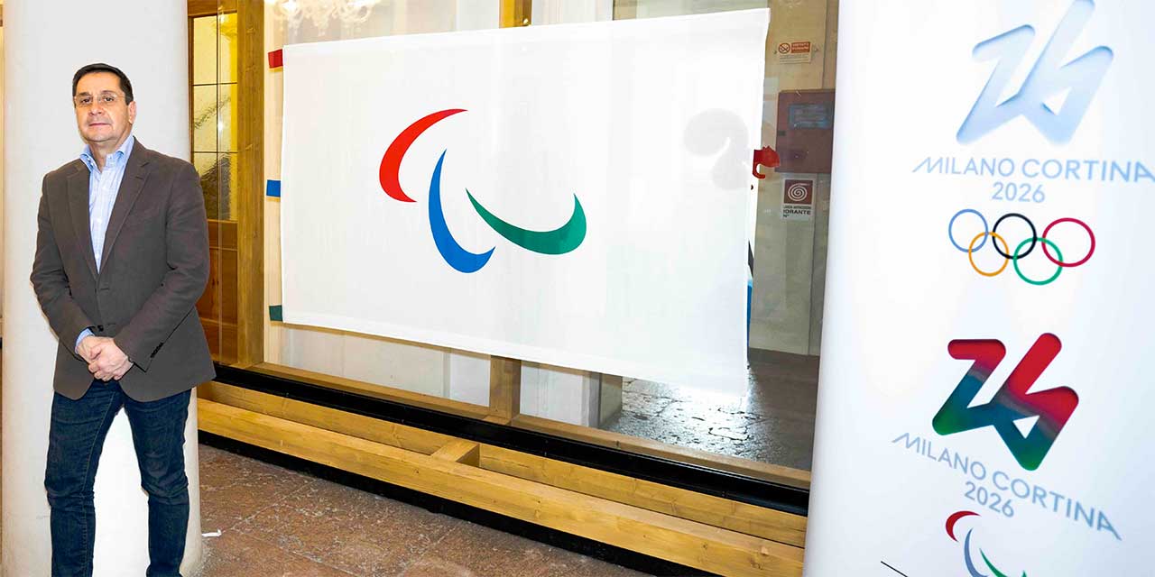 olimpiadi_cortina_sindaco Il sindaco di Cortina con le bandiere olimpiche Milano Cortina 2026