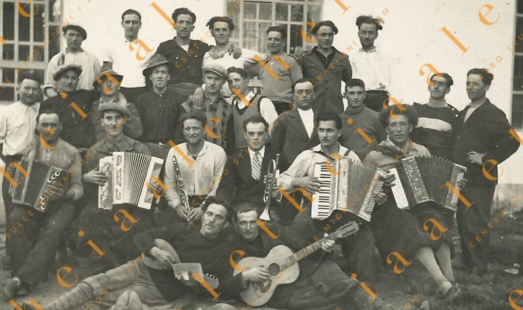 Cogne, 1937: una foto racconta la vita dei minatori tra lavoro e momenti di festa