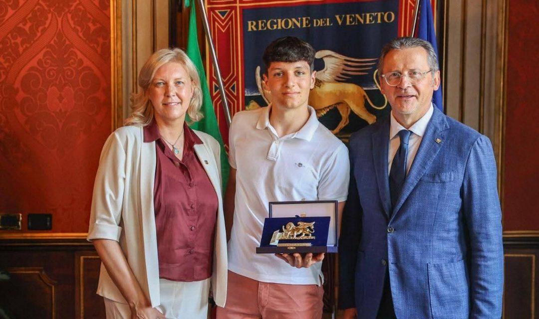 Cristiano Mezzomo premiato con il Leone di San Marco per il primo posto alle Olimpiadi di Chimica