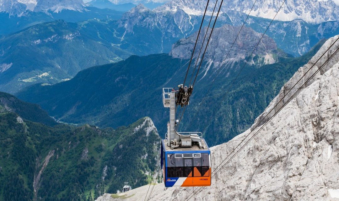Marmolada, stagione estiva al via con successo: escursionisti e famiglie in vetta