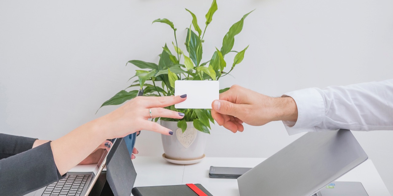 la-mano-dell-uomo-d-affari-che-da-carta-al-suo-partner-ufficio