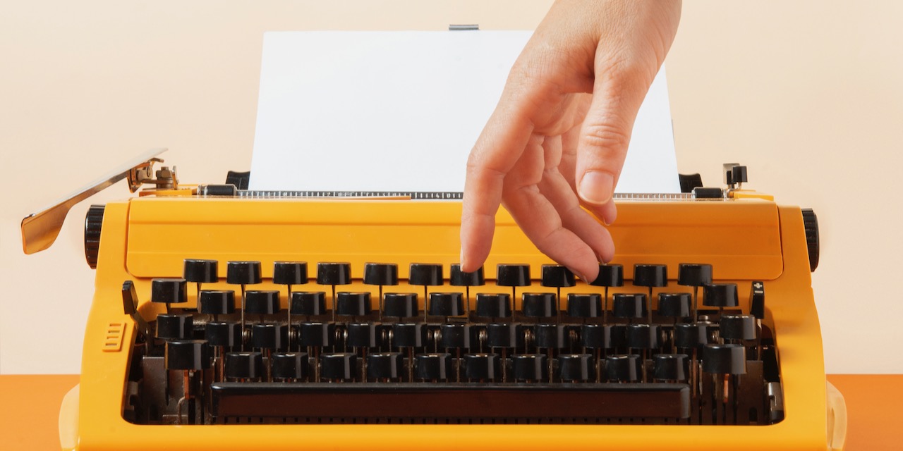 macchina-da-scrivere-retro-dai-colori-vivaci-con-tastiera-e-pulsanti