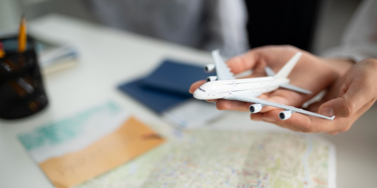 mani-ravvicinate-che-tengono-un-piccolo-aereo