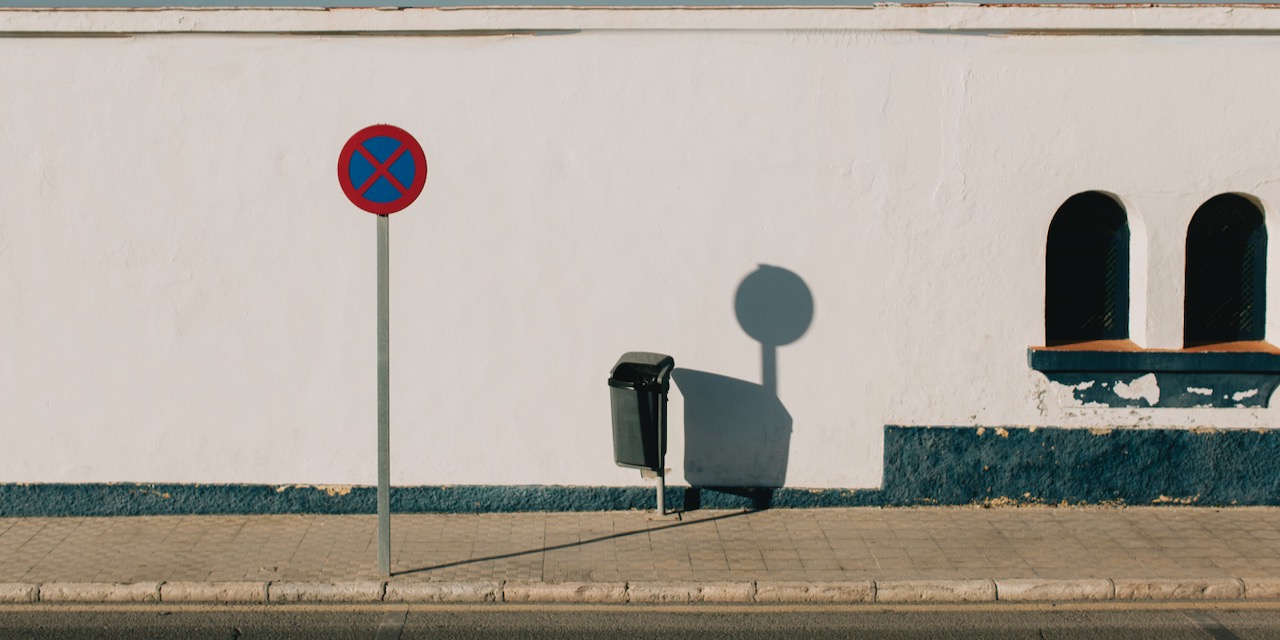 nessun-segno-di-parcheggio-di-fronte-all-edificio