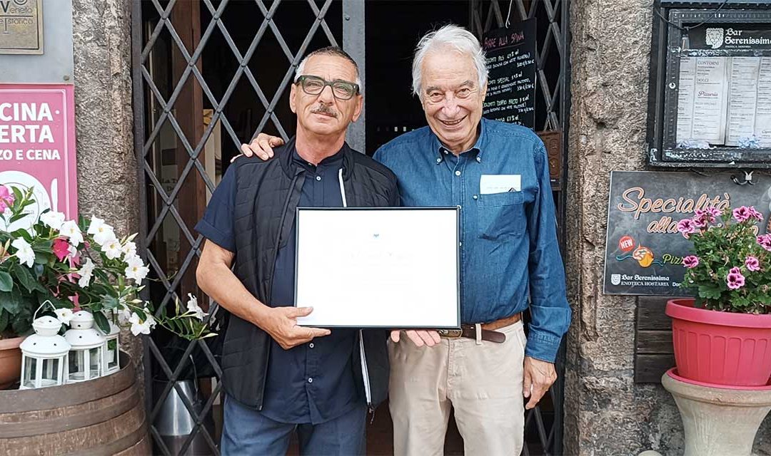 Confcommercio Belluno premia Osvaldo Coffen per 40 anni di attività all’Hosteria Serenissima