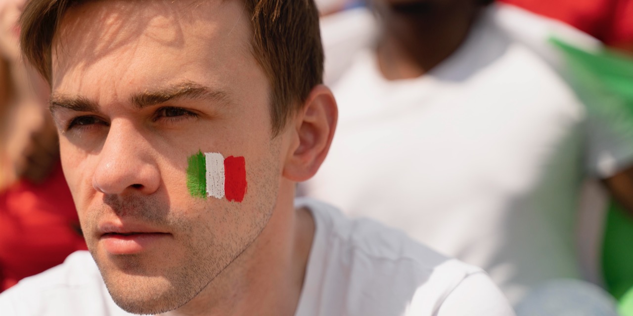 uomo-che-guarda-una-partita-di-calcio