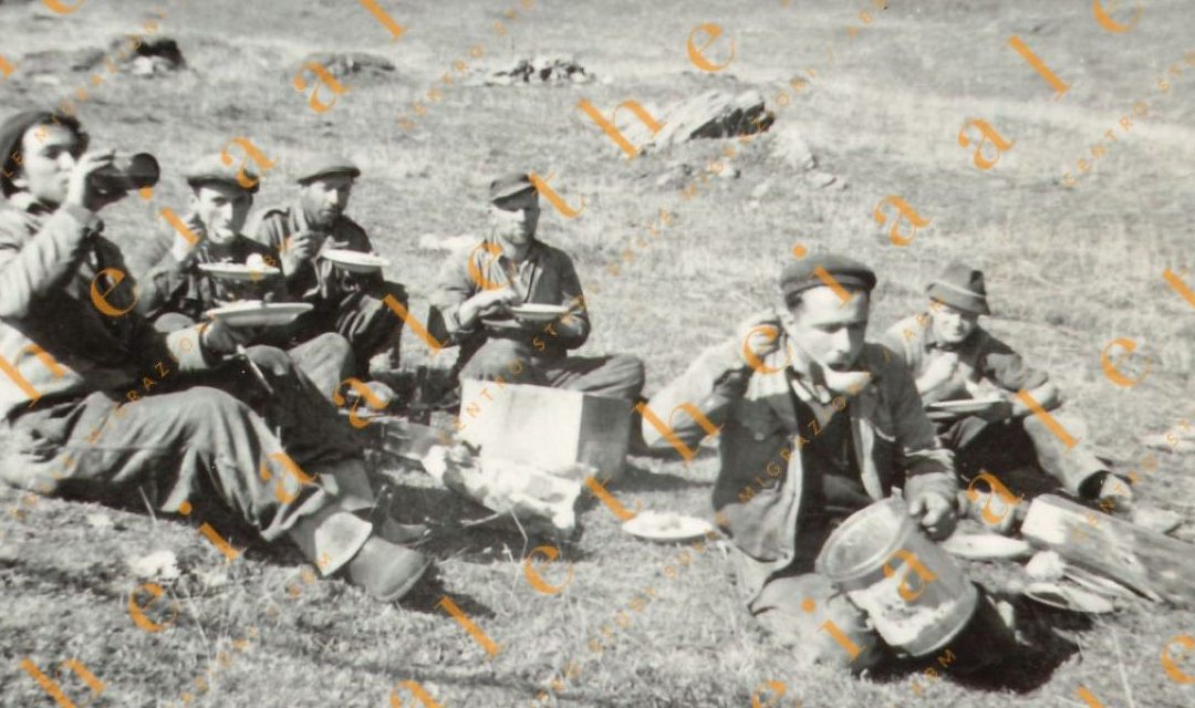 Una foto dal passato: “Pausa pranzo” al Passo Campolungo nel 1954