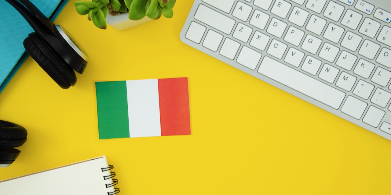 bandiera-italiana-su-sfondo-giallo