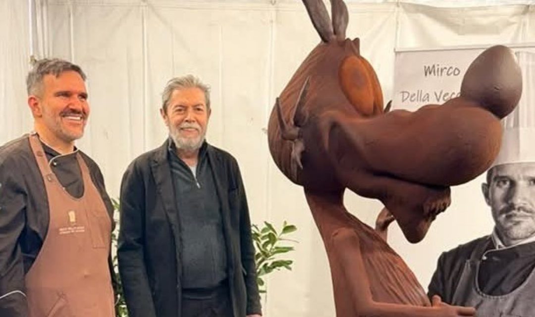 Mirco Della Vecchia presenta la scultura di Lupo Alberto in cioccolato a Sciocolà