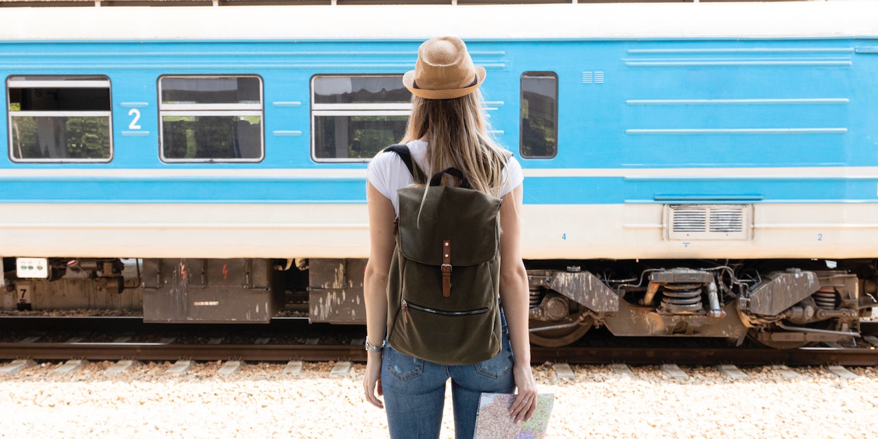 donna-che-esamina-un-treno-di-passaggio-da-dietro