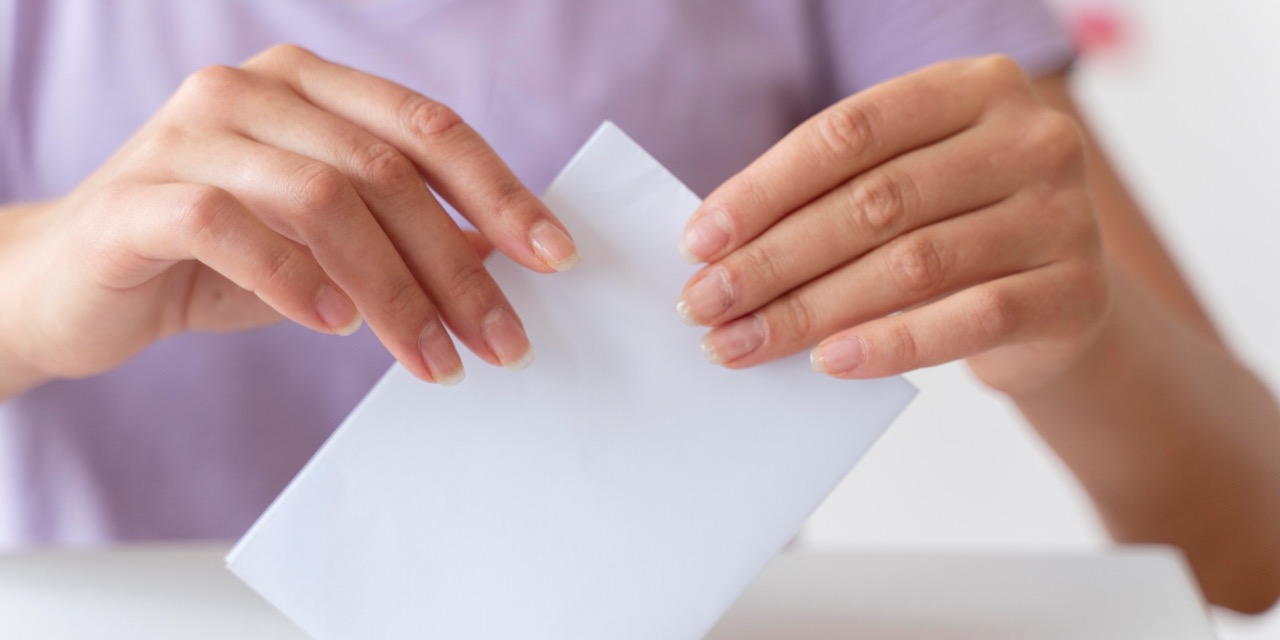 persona-che-mette-il-suo-voto-una-casella