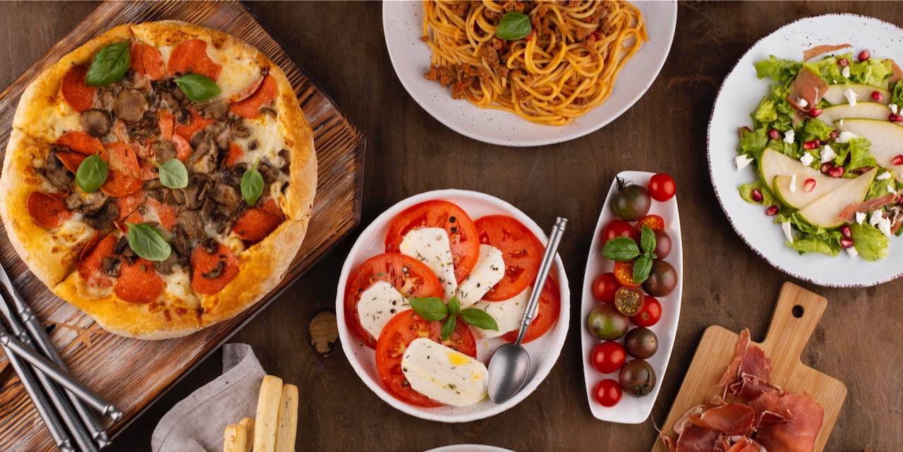 tavolo-con-vista-dall-alto-pieno-di-delizioso-assortimento-di-cibi