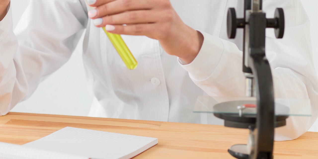 vista-frontale-della-scienziata-che-analizza-pozioni-tubi