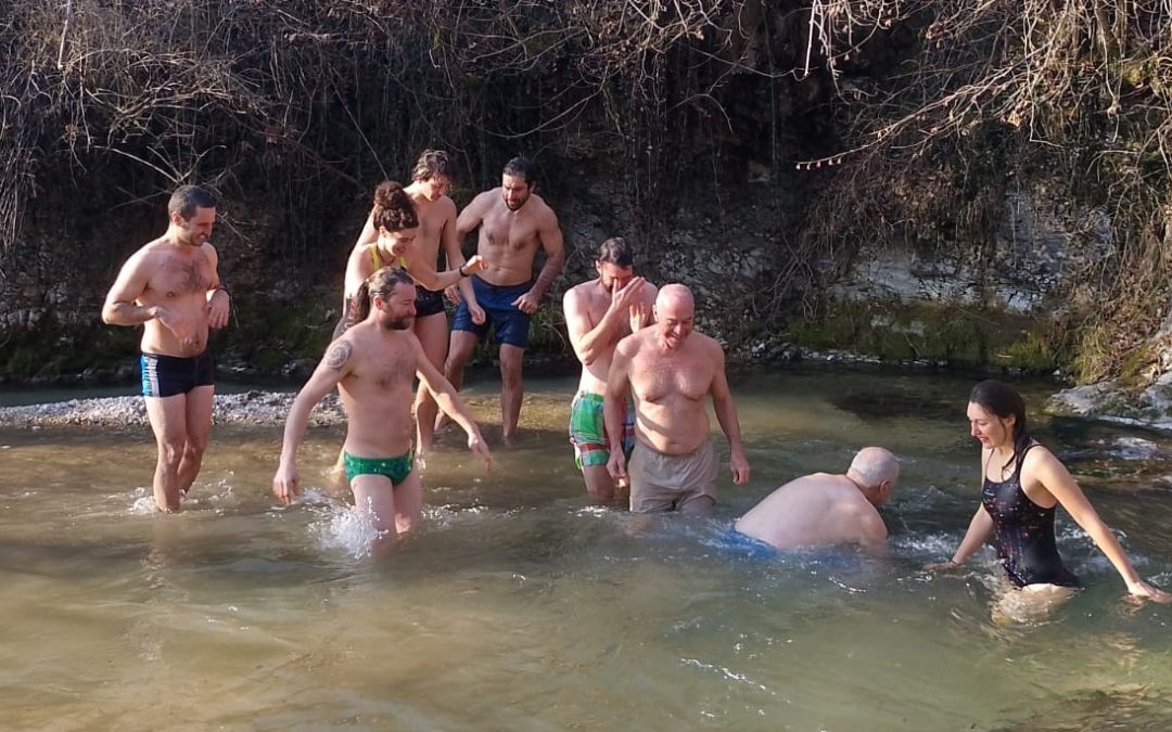 Tuffo del primo dell’anno nel torrente Veses: a San Gregorio nelle Alpi rinnovato il rito