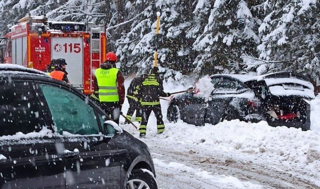 Neve sull’Alto Bellunese: oltre 40 interventi dei Vigili del fuoco tra Cortina e Comelico