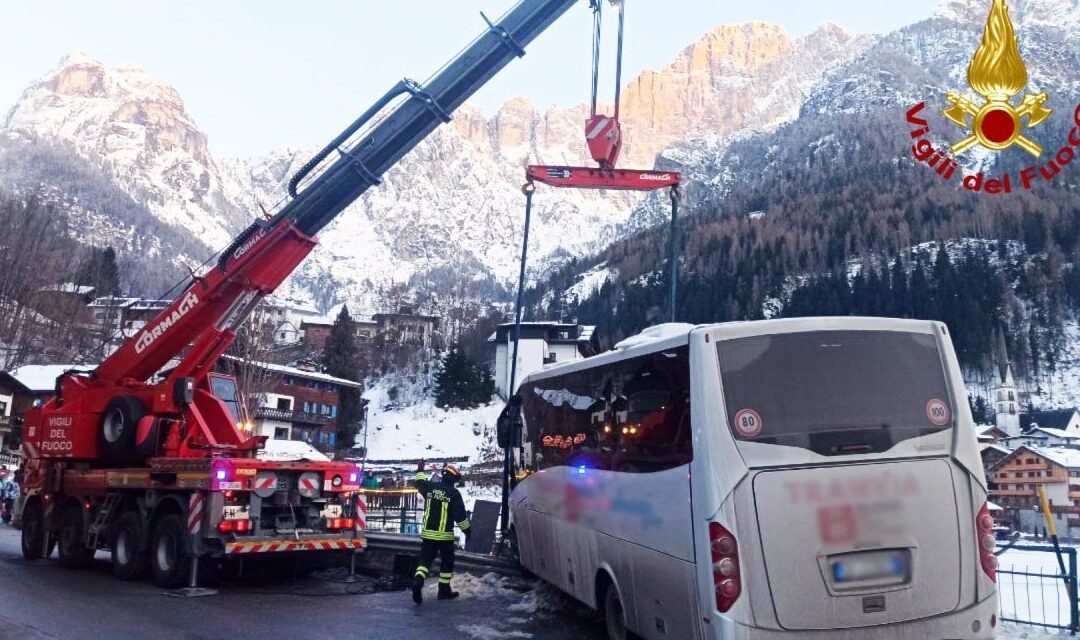 Alleghe, uscita autonoma sulla SR 203: intervento dei Vigili del Fuoco