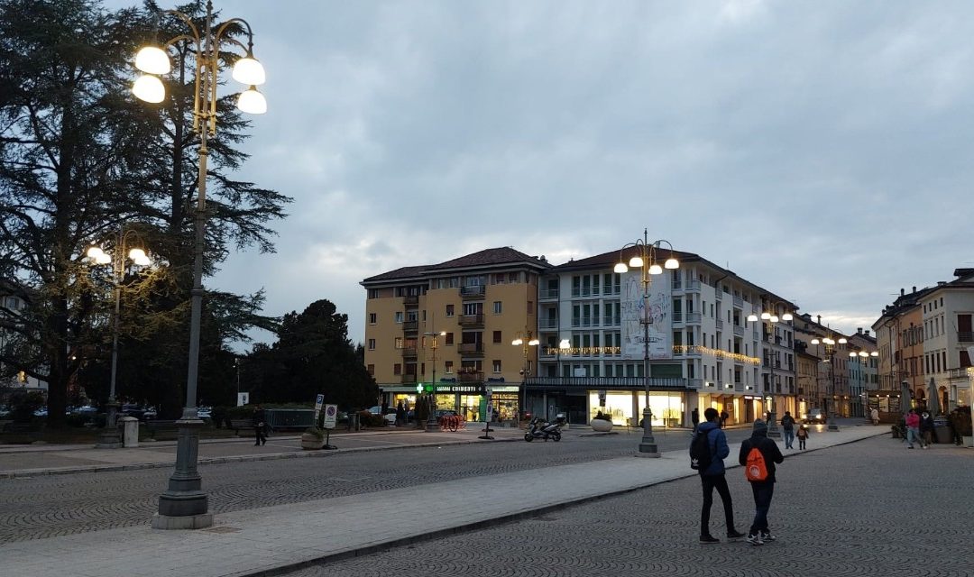 Belluno accende il maxi schermo olimpico: emozioni in Piazza dei Martiri