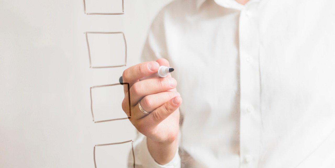 caselle-di-controllo-sulla-scheda-di-vetro-trasparente-di-fronte-pennarello-azienda-businessperson