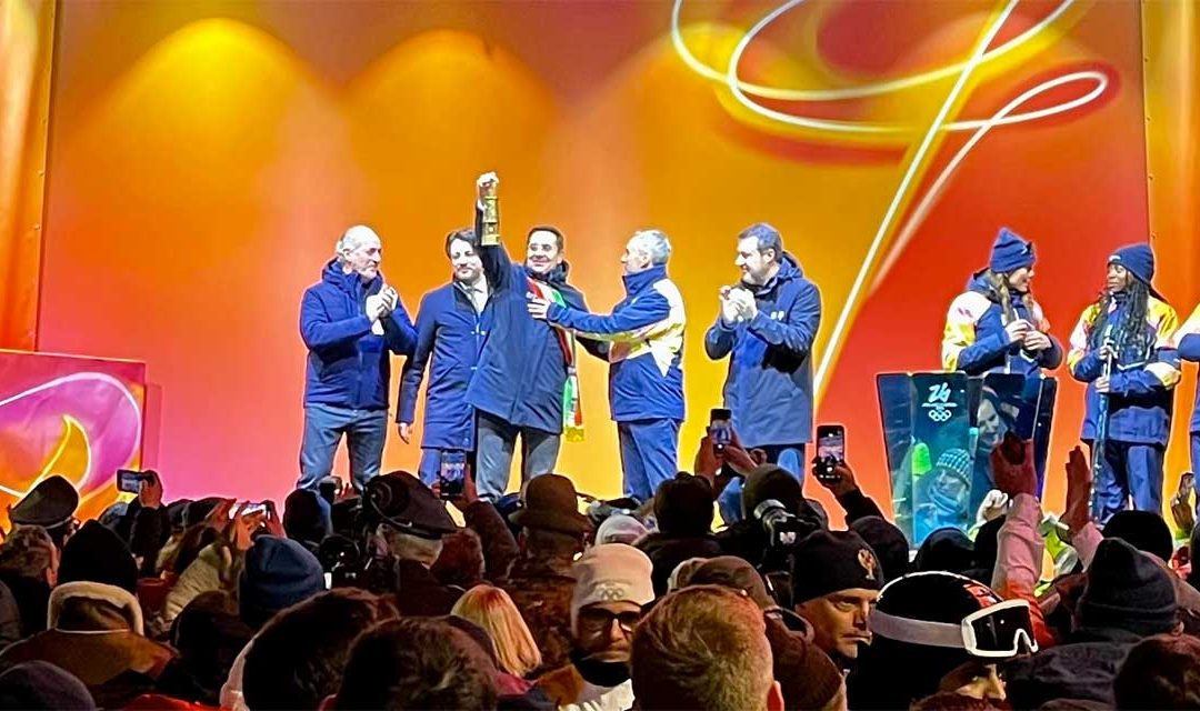 La Fiamma Olimpica torna a Cortina: memoria del ’56 e attesa per Milano Cortina 2026