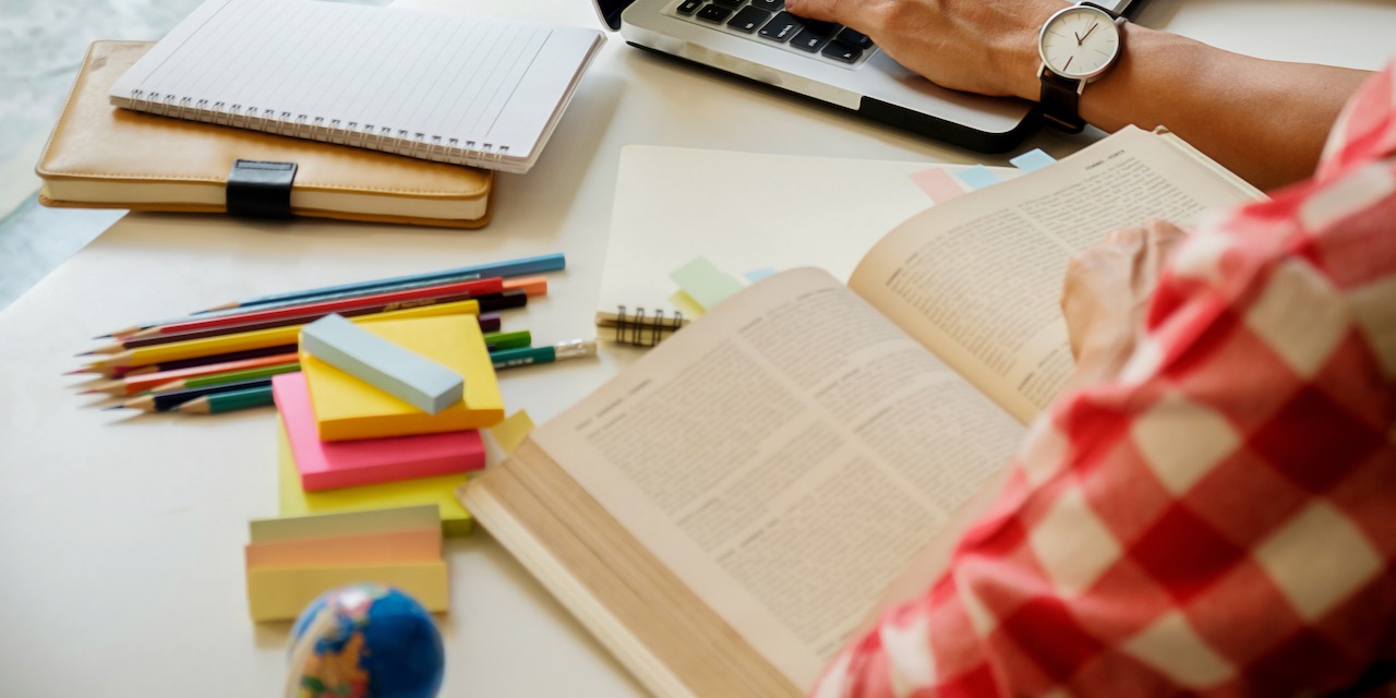 le-note-di-istruzione-delle-donne-che-studiano-il-posto-di-lavoro-della-natura