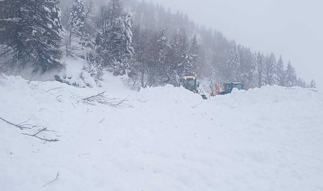 Valanga sulla SP 148 Cadorna: strada chiusa al traffico