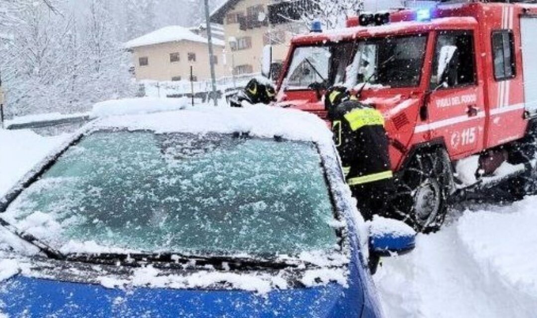 Forte nevicata nel Bellunese, Vigili del Fuoco al lavoro