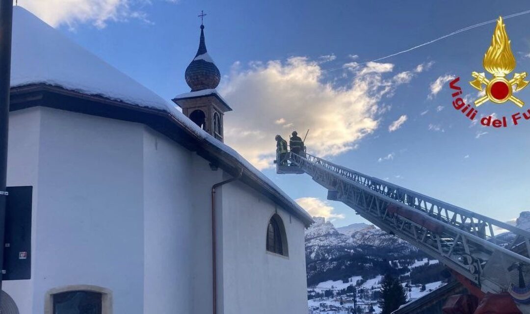 Cortina, Vigili del Fuoco al lavoro per la rimozione della neve dal tetto della chiesa di Sant’Antonio