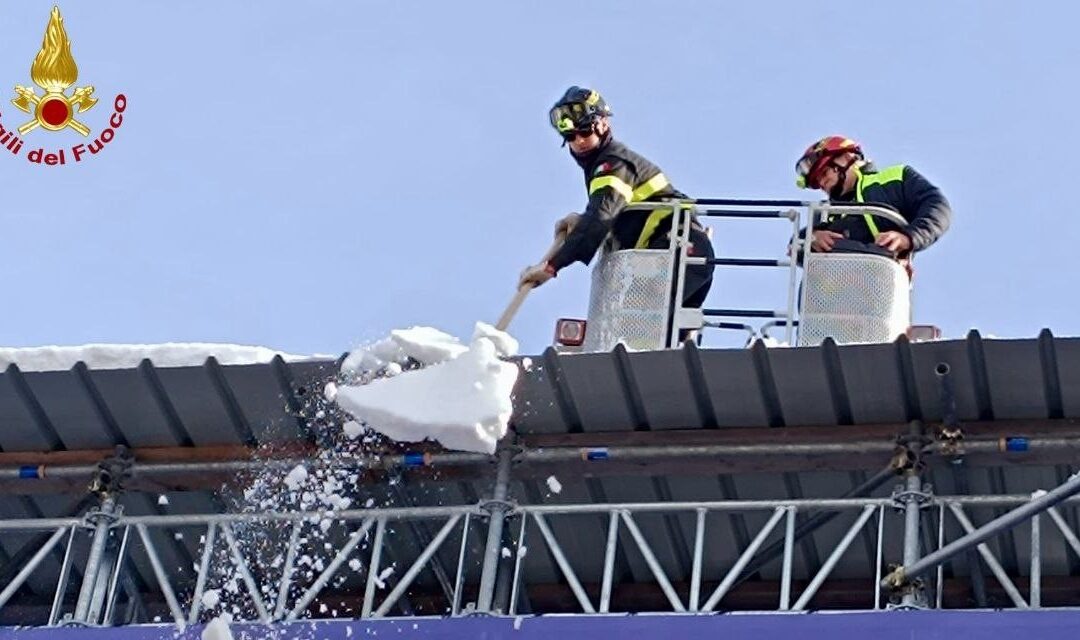 Cortina, Vigili del Fuoco in azione per la rimozione della neve in Corso Italia