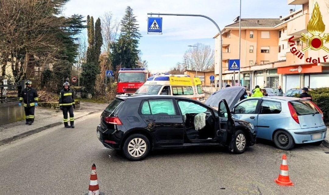 Incidente in via Feltre a Belluno, coinvolte due auto e quattro persone