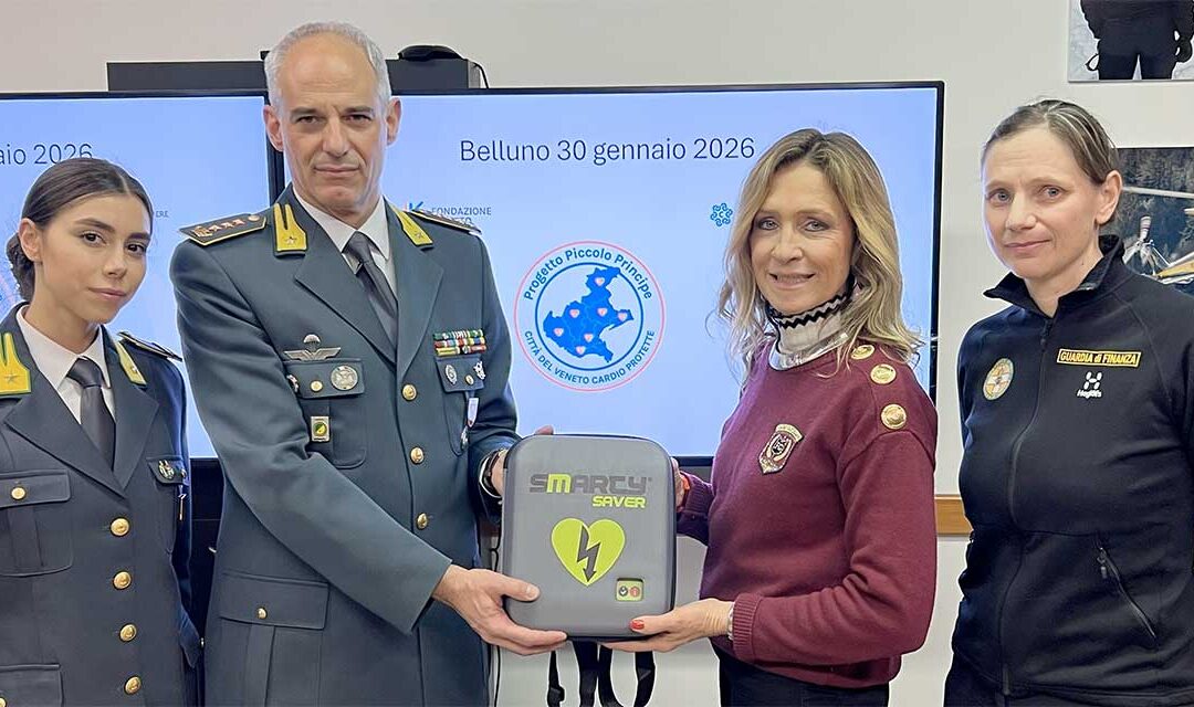 Cortina d’Ampezzo, donato un defibrillatore alla Stazione di Soccorso Alpino della Guardia di Finanza