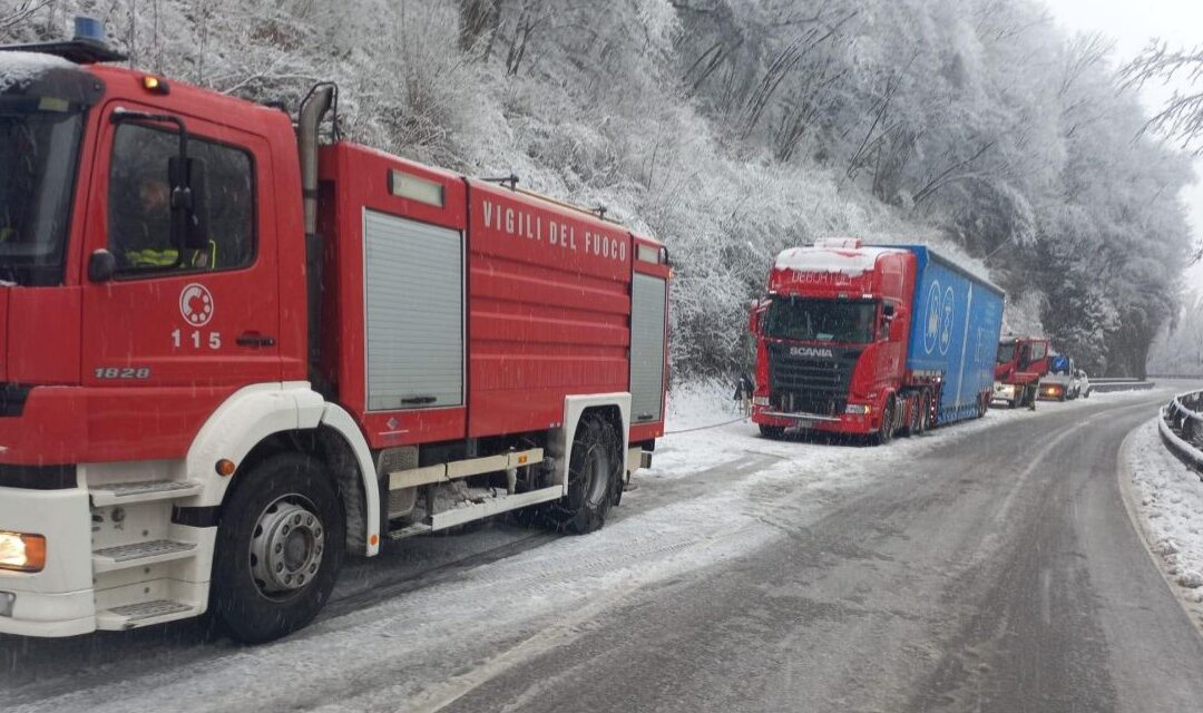 SP1 Bis chiusa per mezzi pesanti senza catene: traffico deviato sulla SS Feltrina
