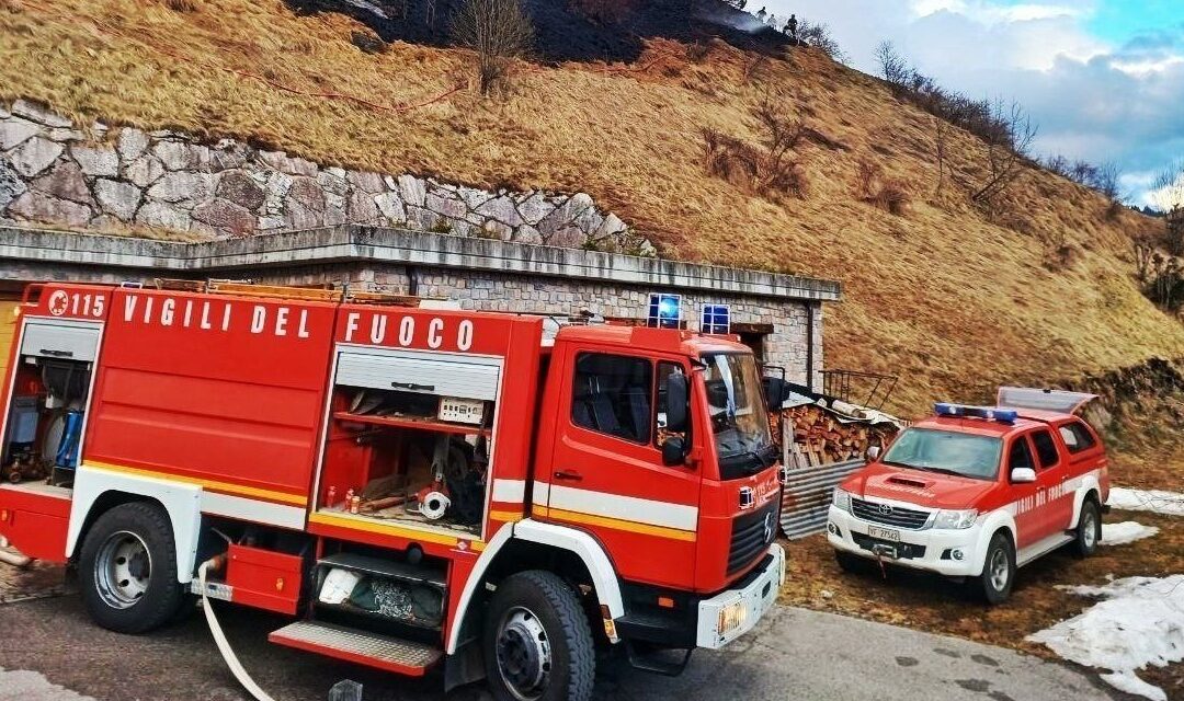 Comelico Superiore, incendio a Casamazzagno: Vigili del Fuoco in azione per proteggere le abitazioni
