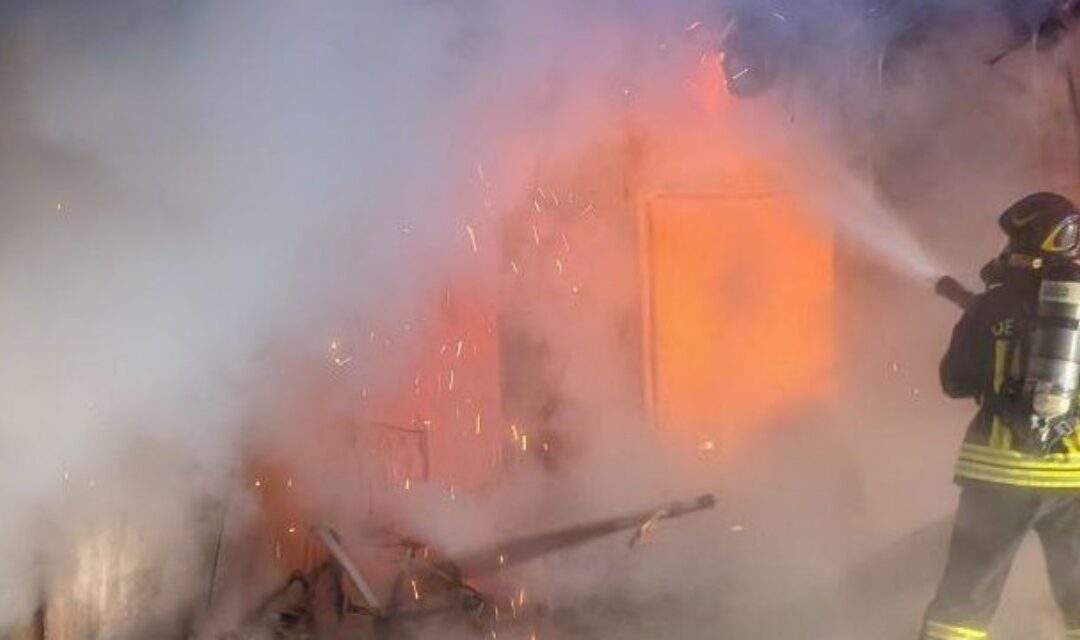 Limana, incendio in un garage nella notte: evacuata una famiglia