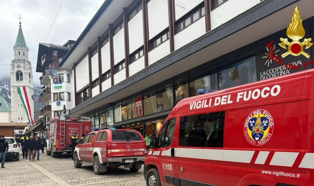 Cortina d’Ampezzo, allarme in un centro commerciale: spray urticante scatena l’intervento dei Vigili del Fuoco