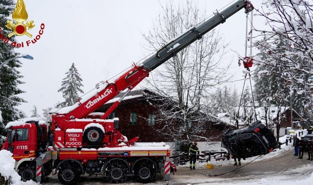 Cortina d’Ampezzo, auto esce di strada e si schianta contro una casa: conducente soccorso dai Vigili del Fuoco