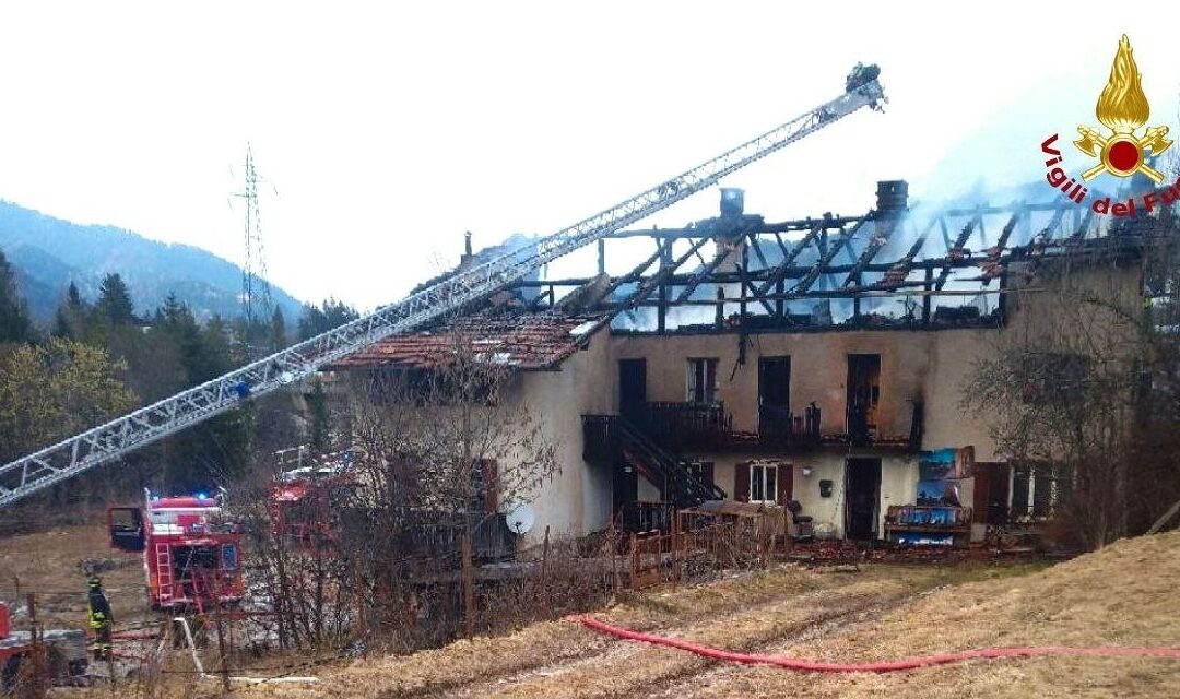 Borca di Cadore, incendio in via della Chiesa: salvati un uomo e il suo cane