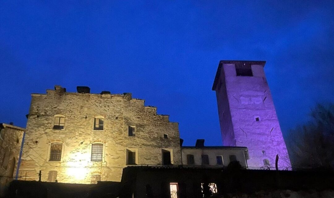Feltre, la Torre del Castello si illumina di lilla: l’impegno della città contro i disturbi della nutrizione