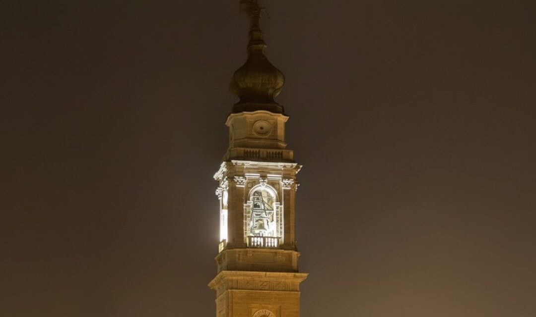 Un faro nel buio del capoluogo: il campanile di Belluno si riaccende per la Pasqua