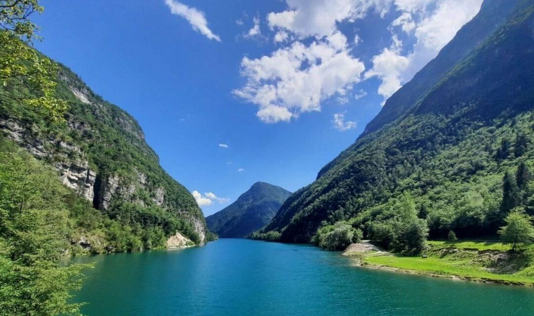 Escursione attorno al Lago del Mis: sabato 4 aprile un itinerario tra natura, acqua e luoghi simbolo delle Dolomiti Bellunesi