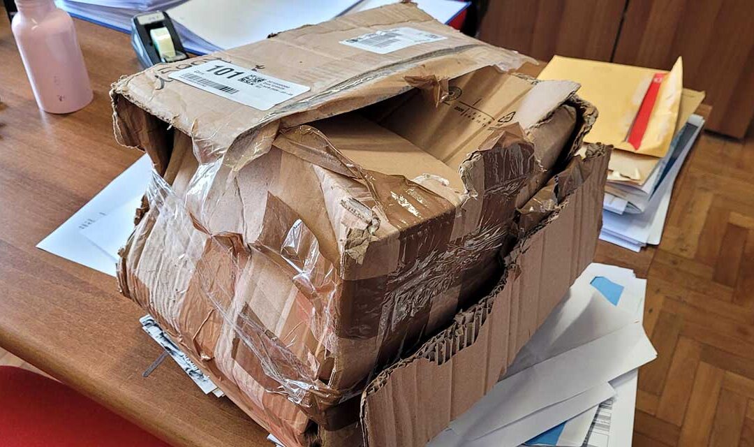 Consegna impossibile a 80 chilometri: il pacco torna indietro e i libri spariscono. La protesta dell’Abm contro Poste Italiane