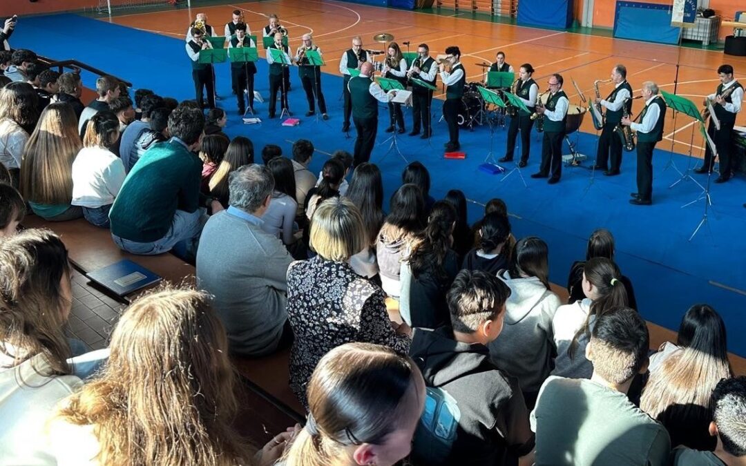 La musica sale in cattedra a Lentiai: la storica Filarmonica incontra gli studenti di Borgo Valbelluna