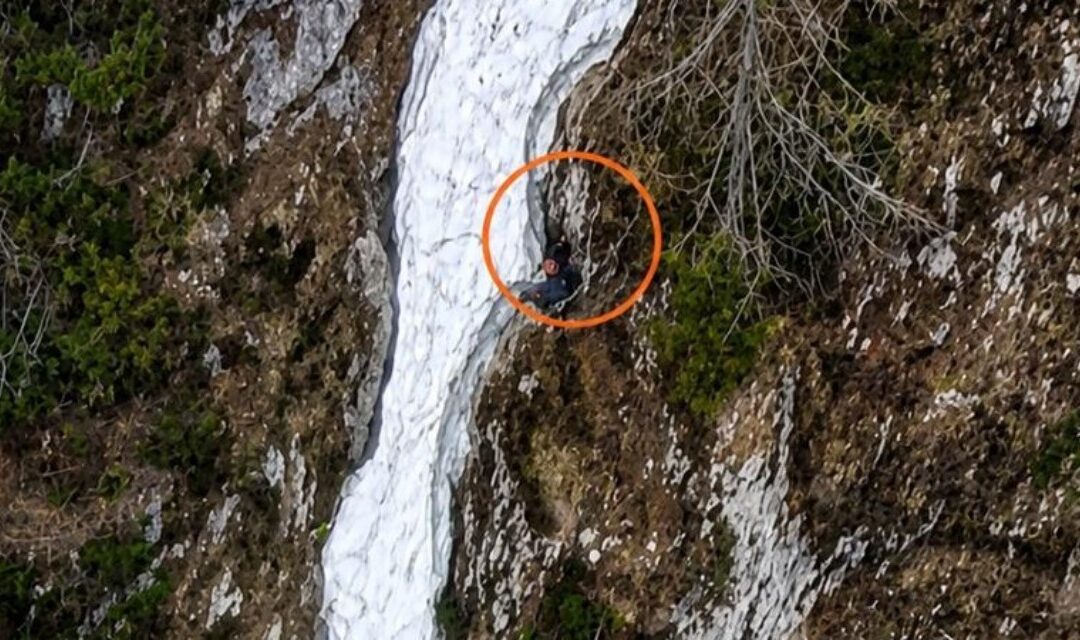 Alleghe, paura sotto Forcella Casamatta: escursionista “incrodato” tra neve e roccia