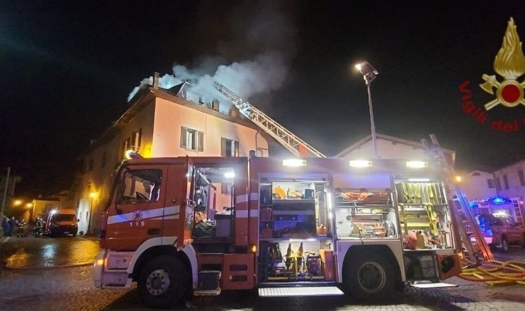 Fonzaso, fiamme in mansarda: 19 Vigili del Fuoco al lavoro tutta la notte
