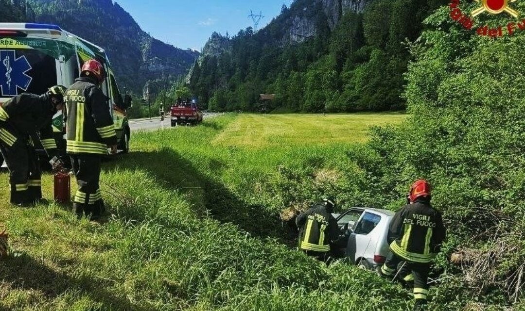 Alleghe, auto esce di strada sulla SR 203: un ferito e disagi alla viabilità