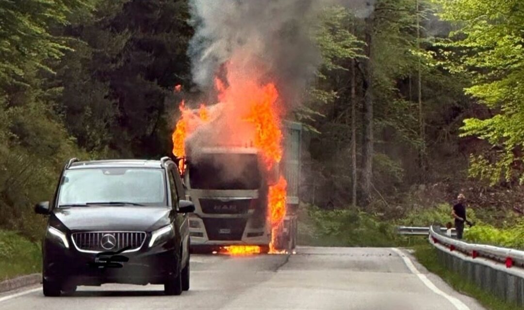 Auronzo. Autotreno in fiamme